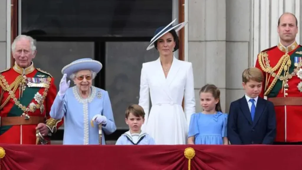 queen elizabeth ii with family